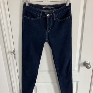 LIKE NEW Levis skinny jeans